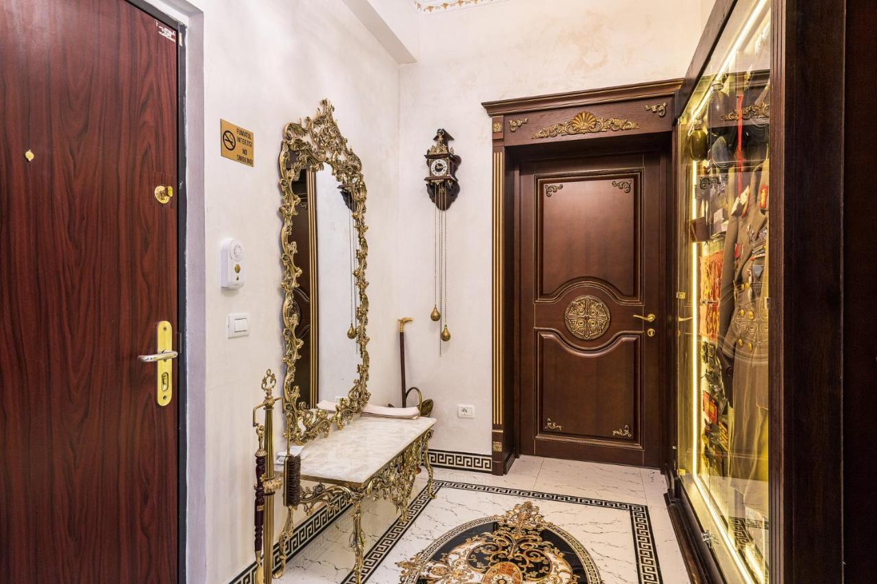 Private Museum Apartment With Antique Decor Bucureşti Exterior foto