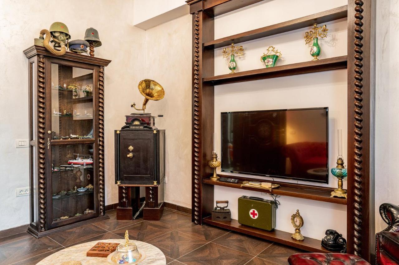 Private Museum Apartment With Antique Decor Bucureşti Exterior foto