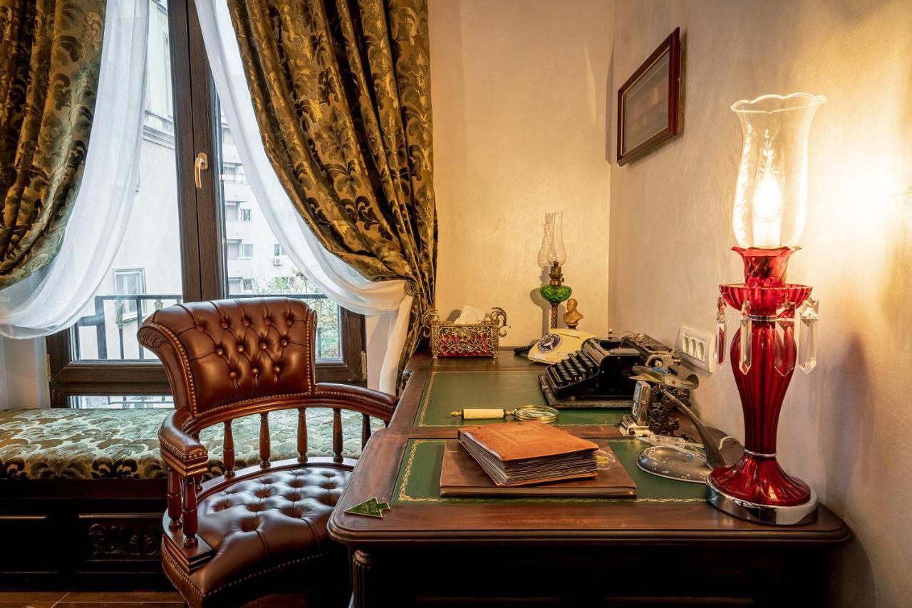 Private Museum Apartment With Antique Decor Bucureşti Exterior foto