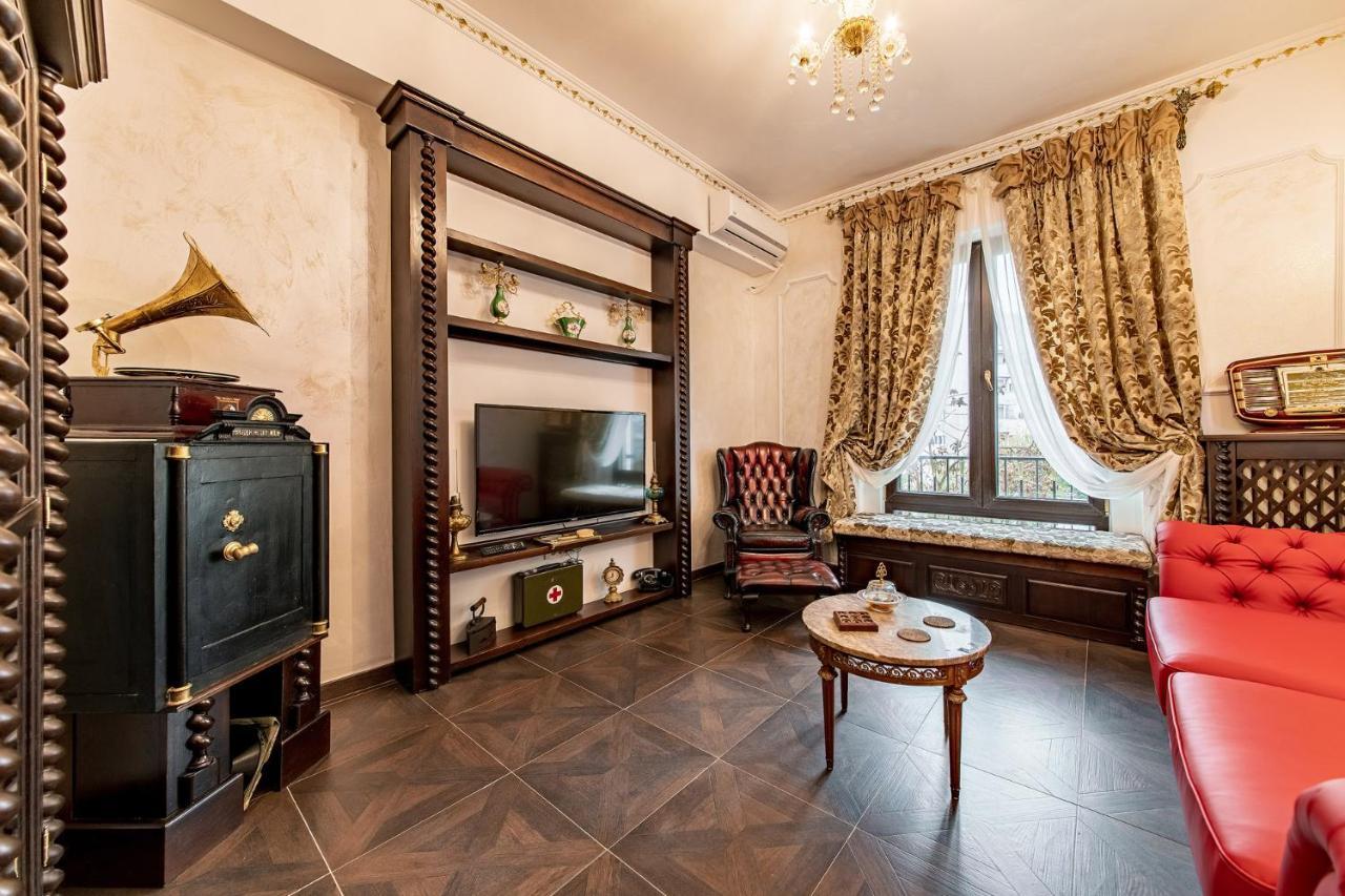 Private Museum Apartment With Antique Decor Bucureşti Exterior foto