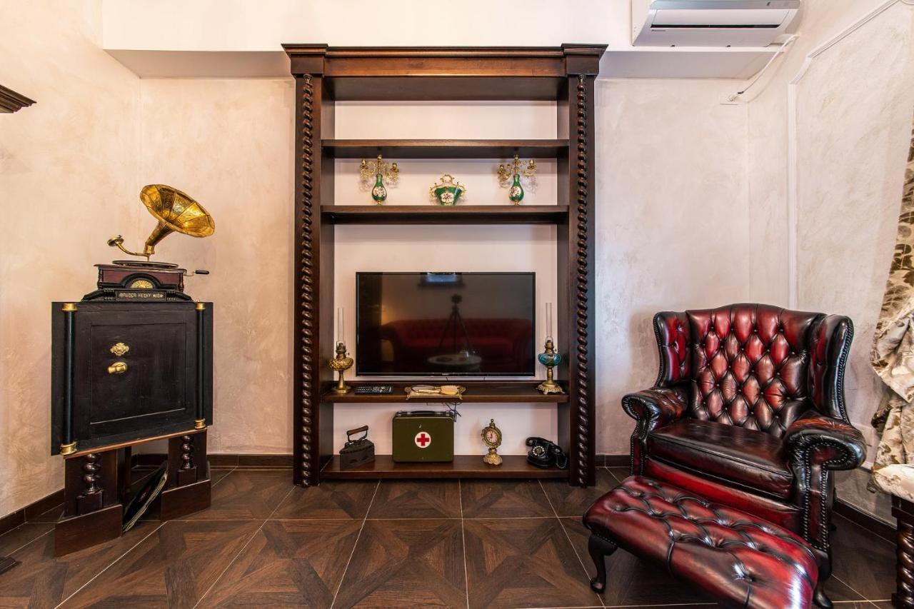 Private Museum Apartment With Antique Decor Bucureşti Exterior foto